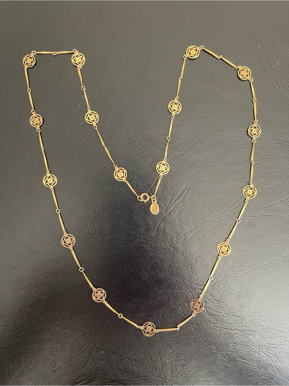 Vintage 1977 Avon Lotus flower openwork gold tone station Link Necklace .